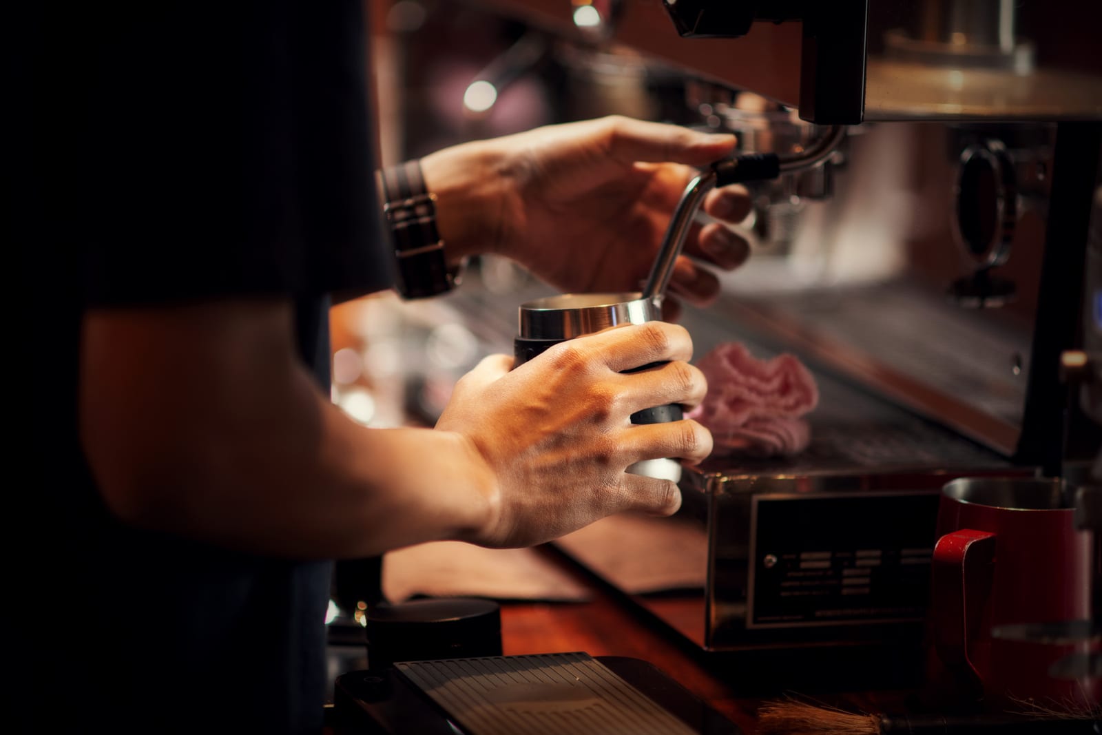 Barista finalizando um cappuccino em balcão de café