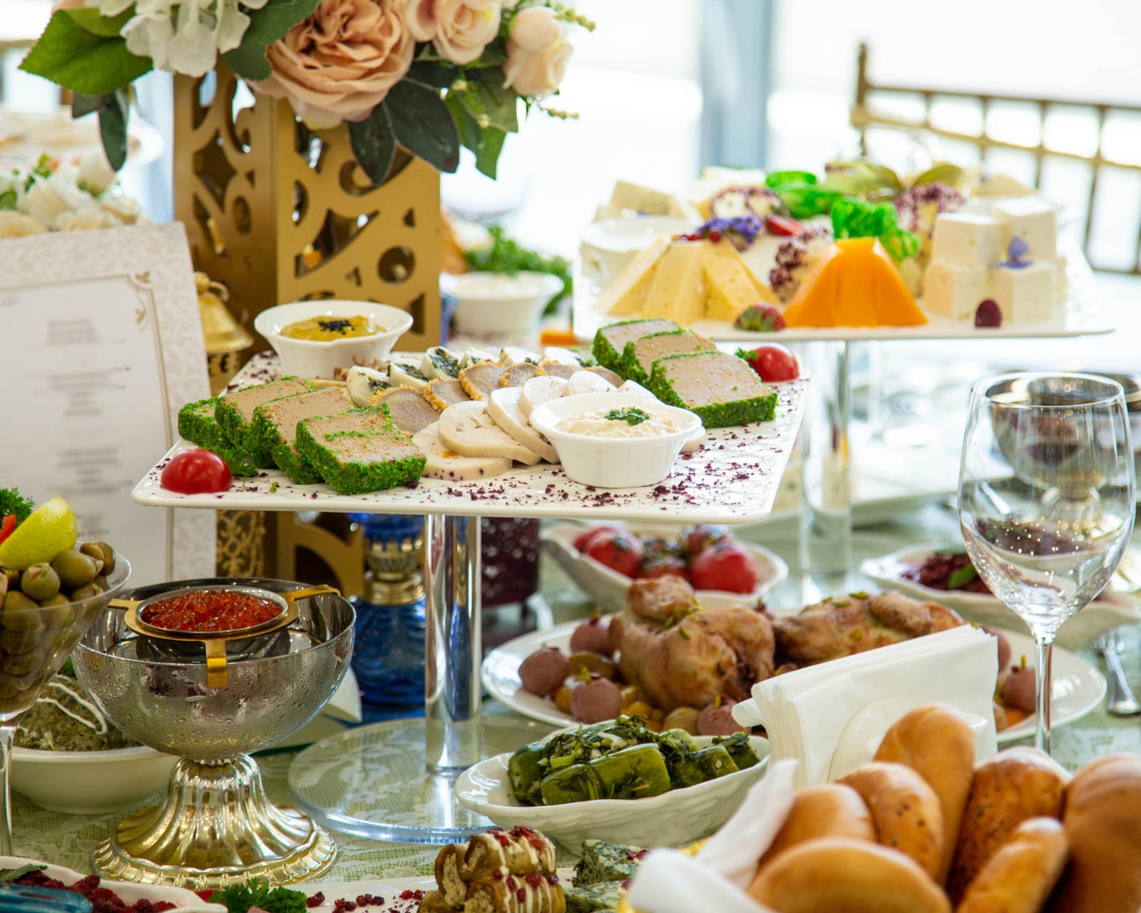 Buffet com acompanhamentos leves e frutas dispostos para evento